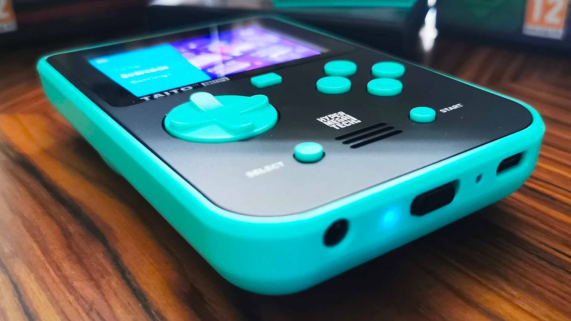 Κλείστε το Taito Super Pocket Handheld στο Woodgrain Table