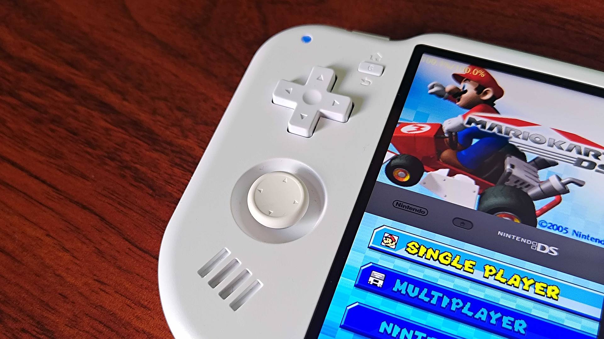 Κοντά στο MagicX Zero 40 D-Pad και Thumbstick που κάθεται στο γραφείο Woodgrain.