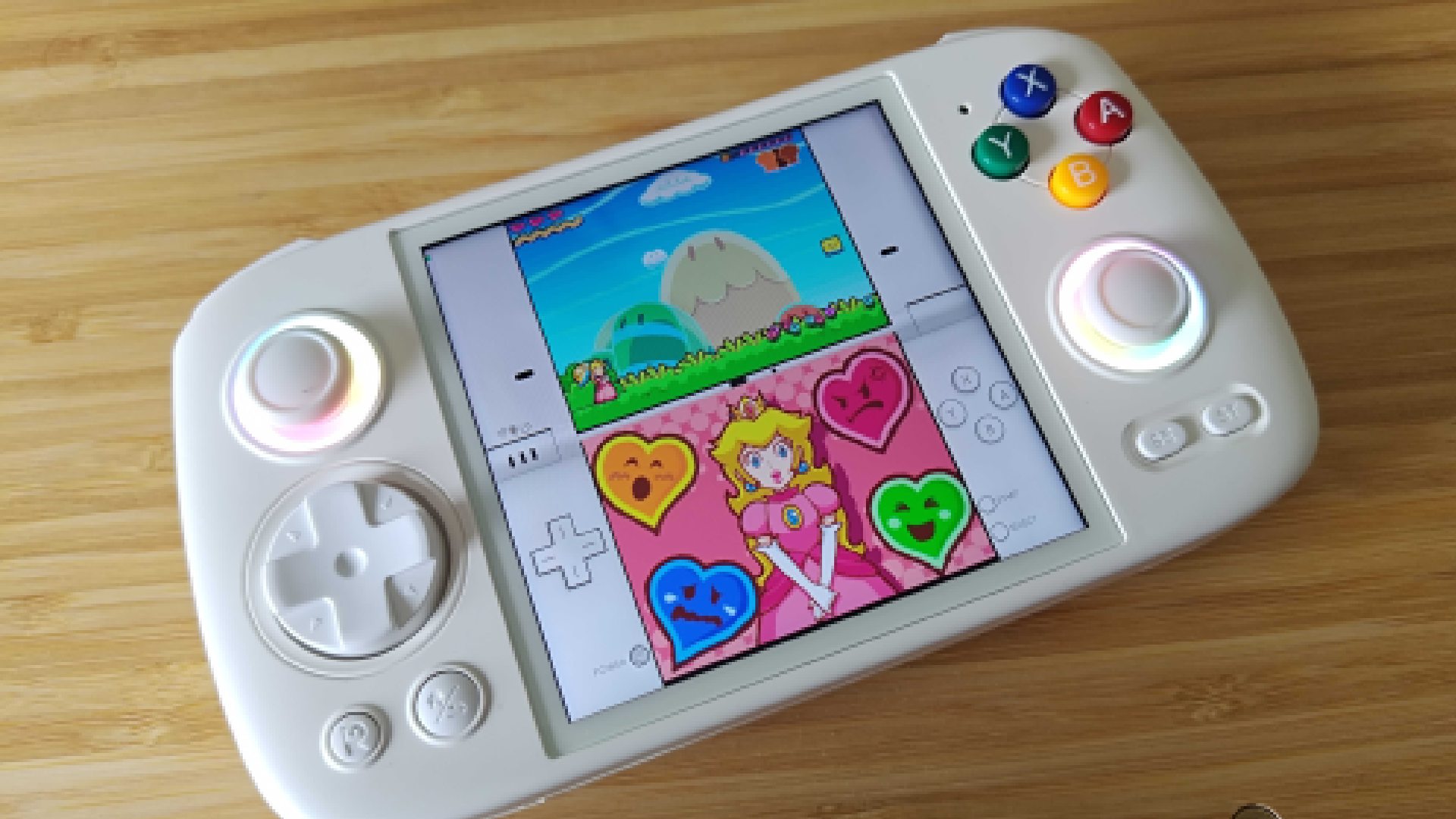 Anbernic rg cube με super princess peach gameplay στην οθόνη στο Woodgrain Surface