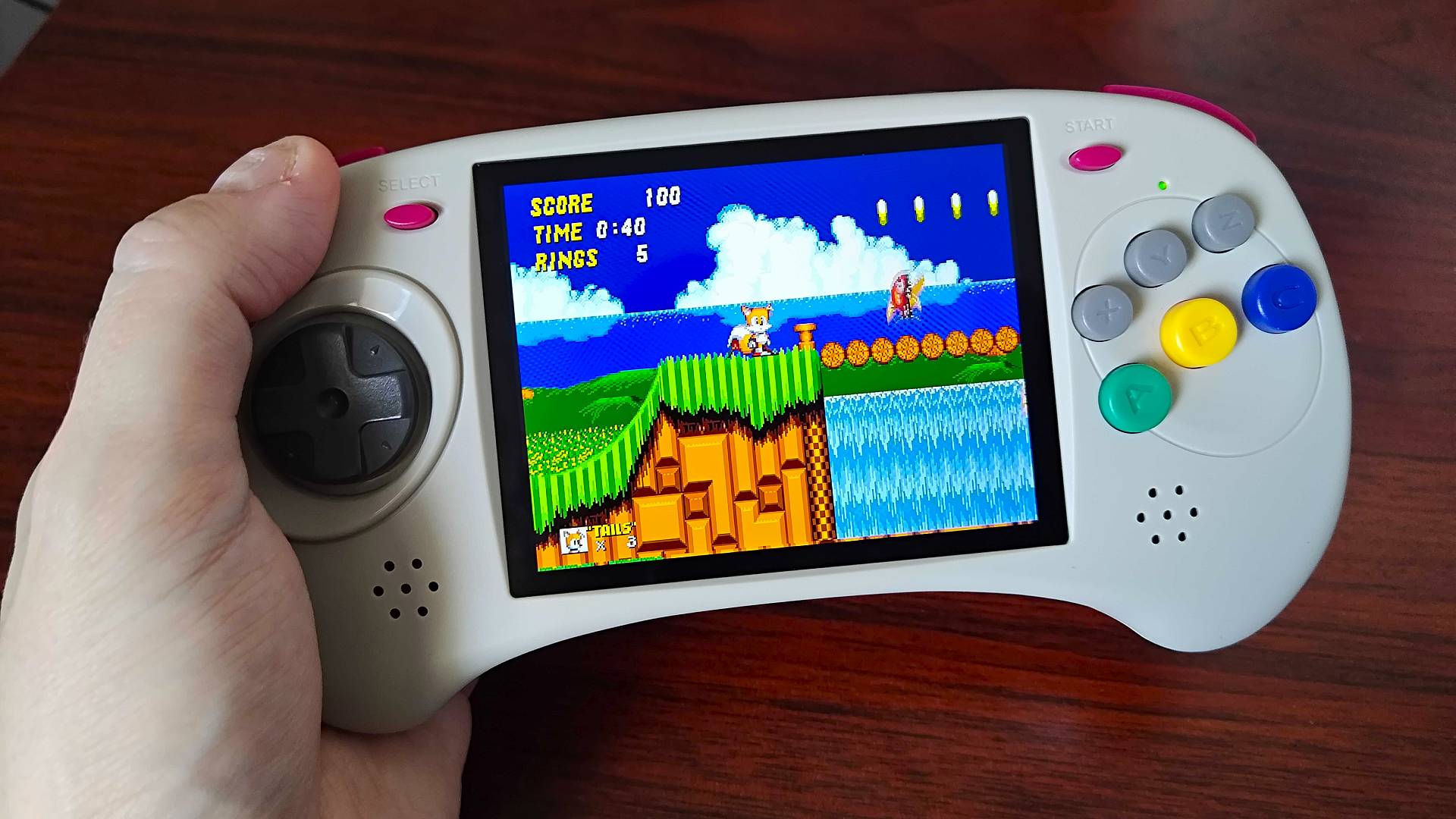 Anbernic rg arc-d handheld με sonic 2 gameplay στην οθόνη