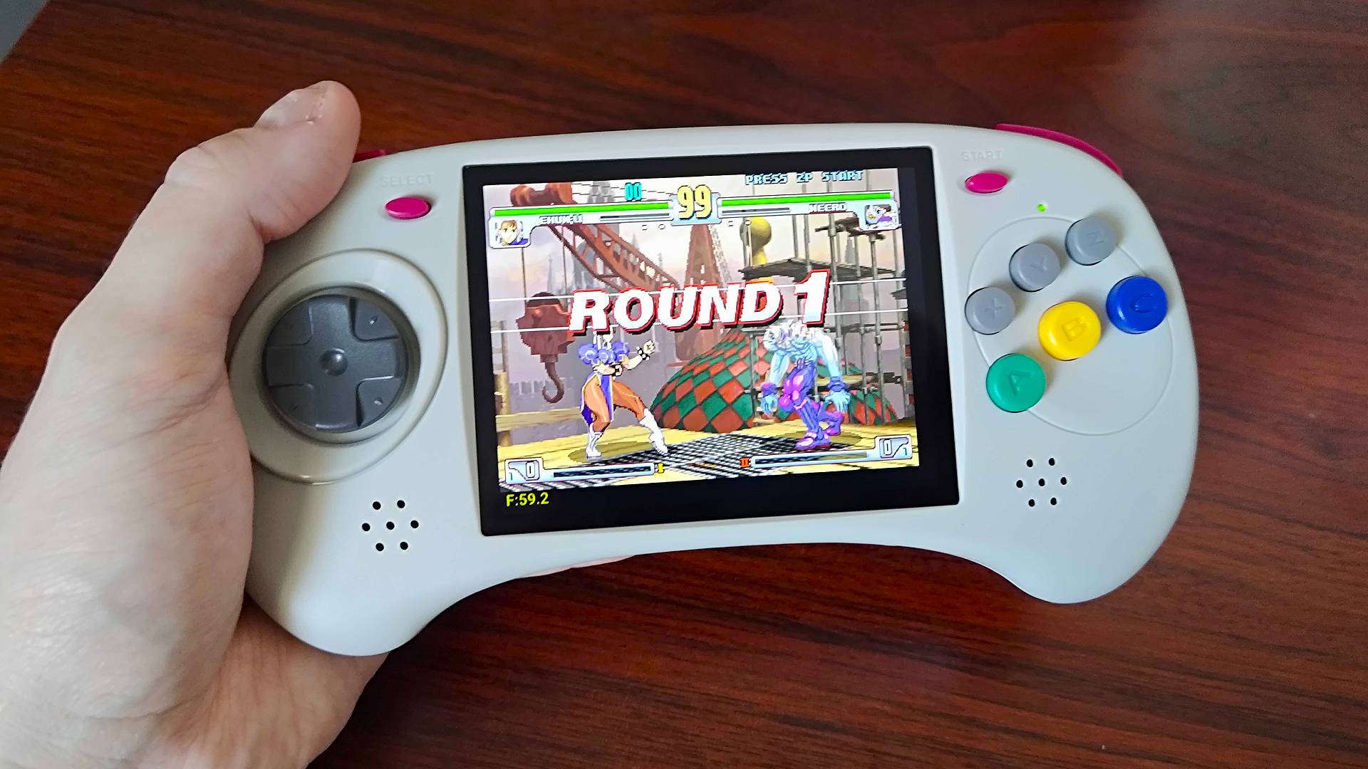 Anbernic rg arc-d handheld με το Street Fighter: Τρίτο gameplay strike στην οθόνη