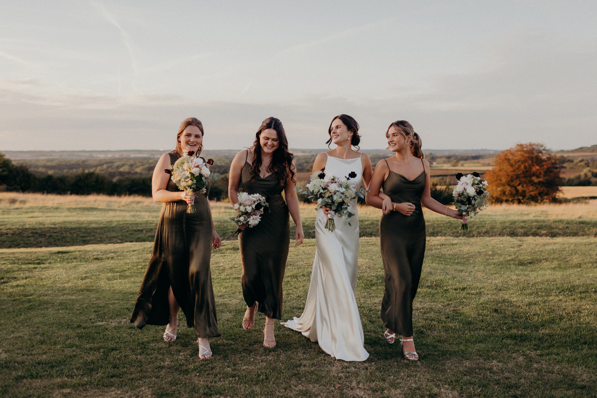 Ellie στο Andrea Hawkes για τον γάμο της Primrose Hill Farm στο Oxfordshire 44 Ellie και Harry Primrose Hill Farm LMD υποβολή τοπίου 46