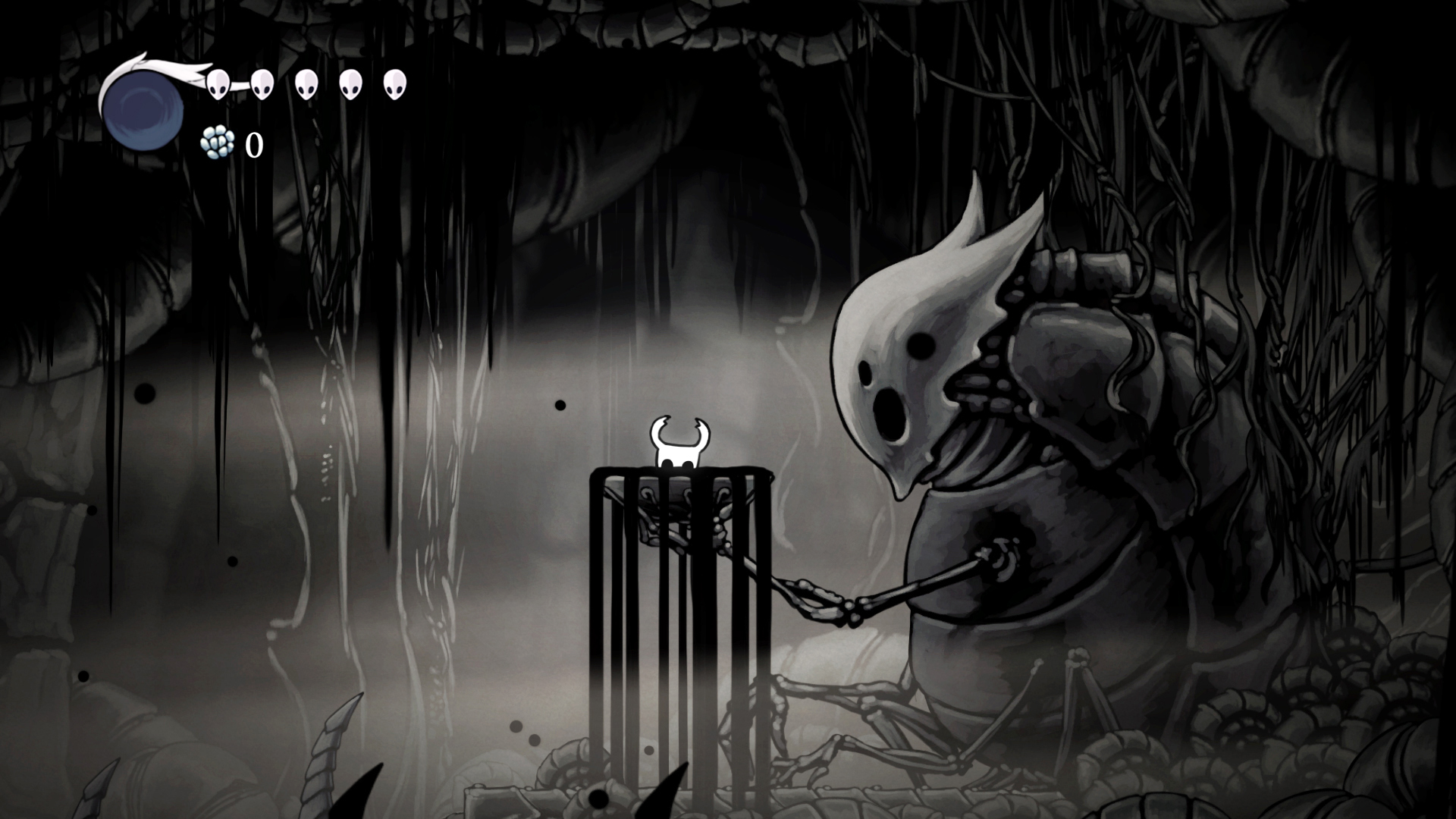 Μια μονοχρωματική ασπρόμαυρη περιοχή στο Hollow Knight - σχεδόν όπως το τραβηγμένο σε κάρβουνο, όπου ο ιππότης στέκεται μπροστά από το φλοιό ενός αρχαία θηρίο, ένα γιγαντιαίο σφάλμα