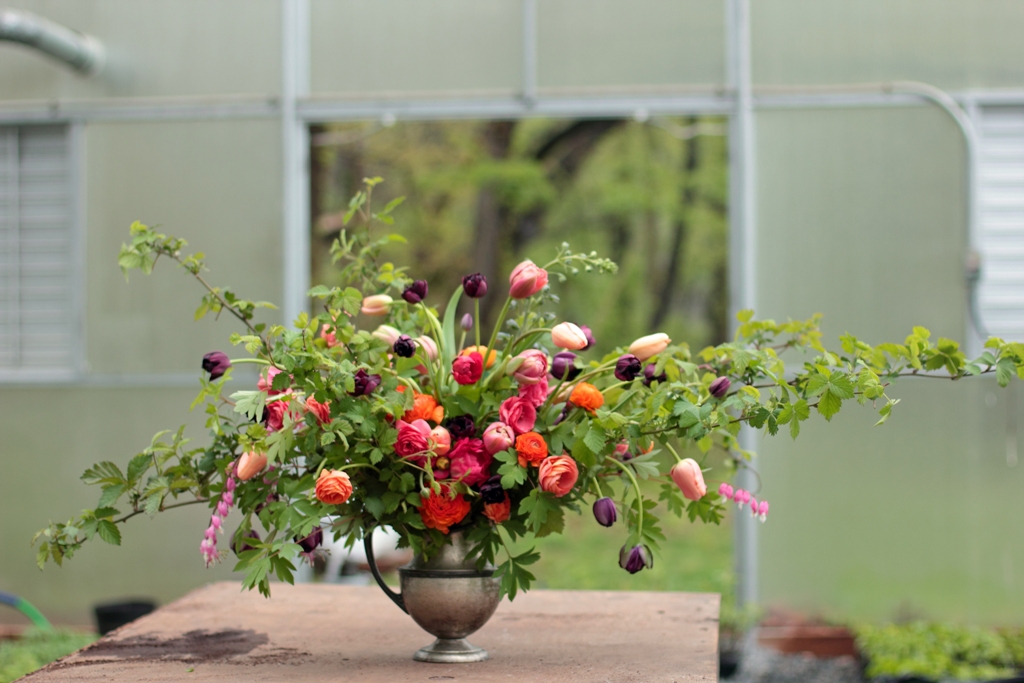 Διάταξη άνοιξη με ranunculus και τουλίπες στο Love 'n Fresh Flowers